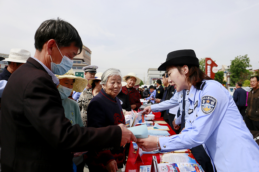 陇西县组织政法干警、综治工作人员开展平安建设集中宣传活动（2021年5月27日拍摄，资料图片）04